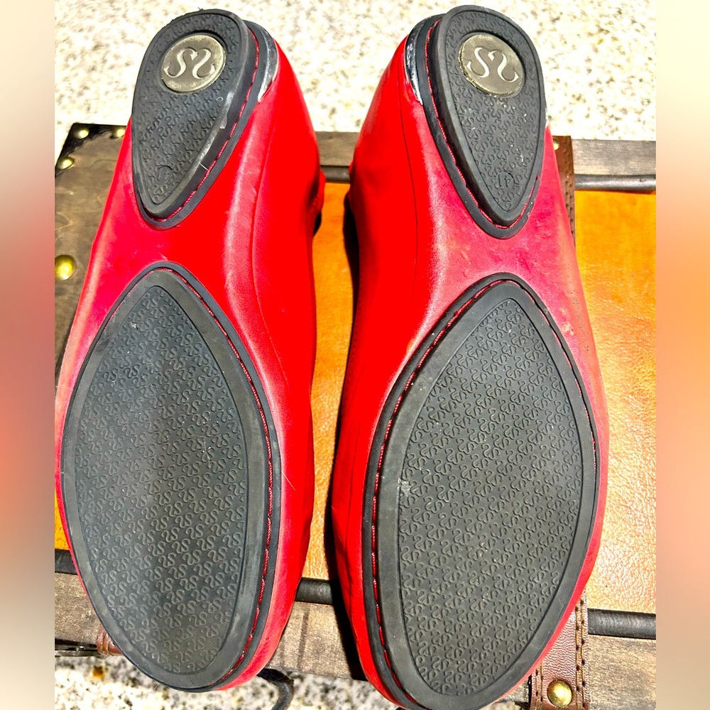 Massini Red Women's Ballet Flats - Picture 2 of 6